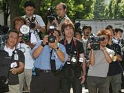 2006年9月、東京地裁でライブドア元社長の堀江貴文氏の到着を待つ報道陣。