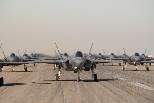 100機導入なら日本でも？ 米空軍のF-35、35機が20秒間隔で空へ