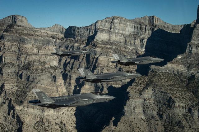 100機導入なら日本でも？ 米空軍のF-35、35機が20秒間隔で空へ