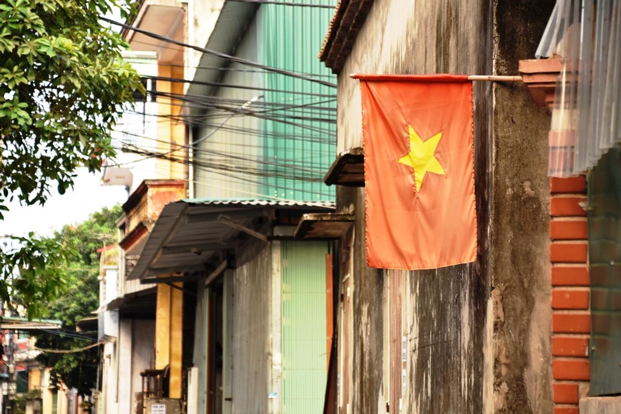 国旗が掲揚されるベトナムの街
