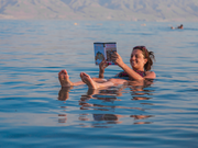 湖に浮かんで本を読む女性