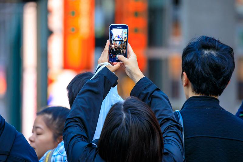 スマホで動画を撮る人