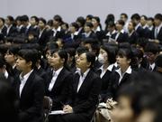 就活フェアで説明を聞く就活生たち