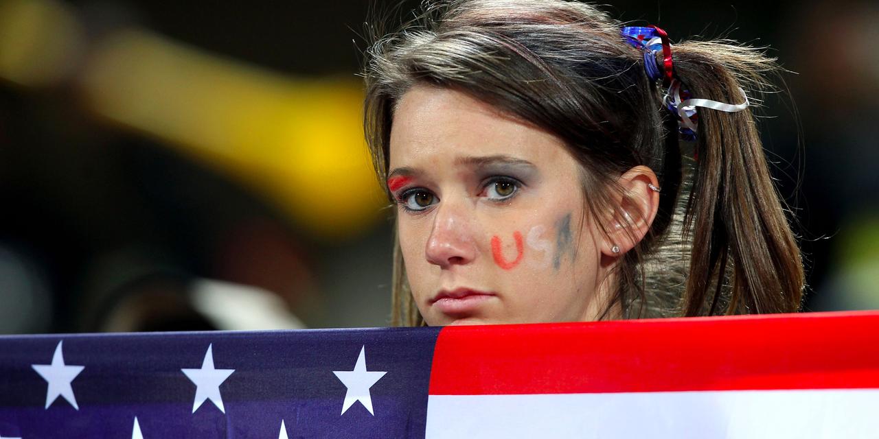 星条旗を持つ、悲しそうな少女