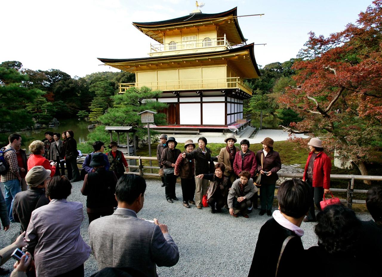 京都市の金閣寺を訪れた観光客。
