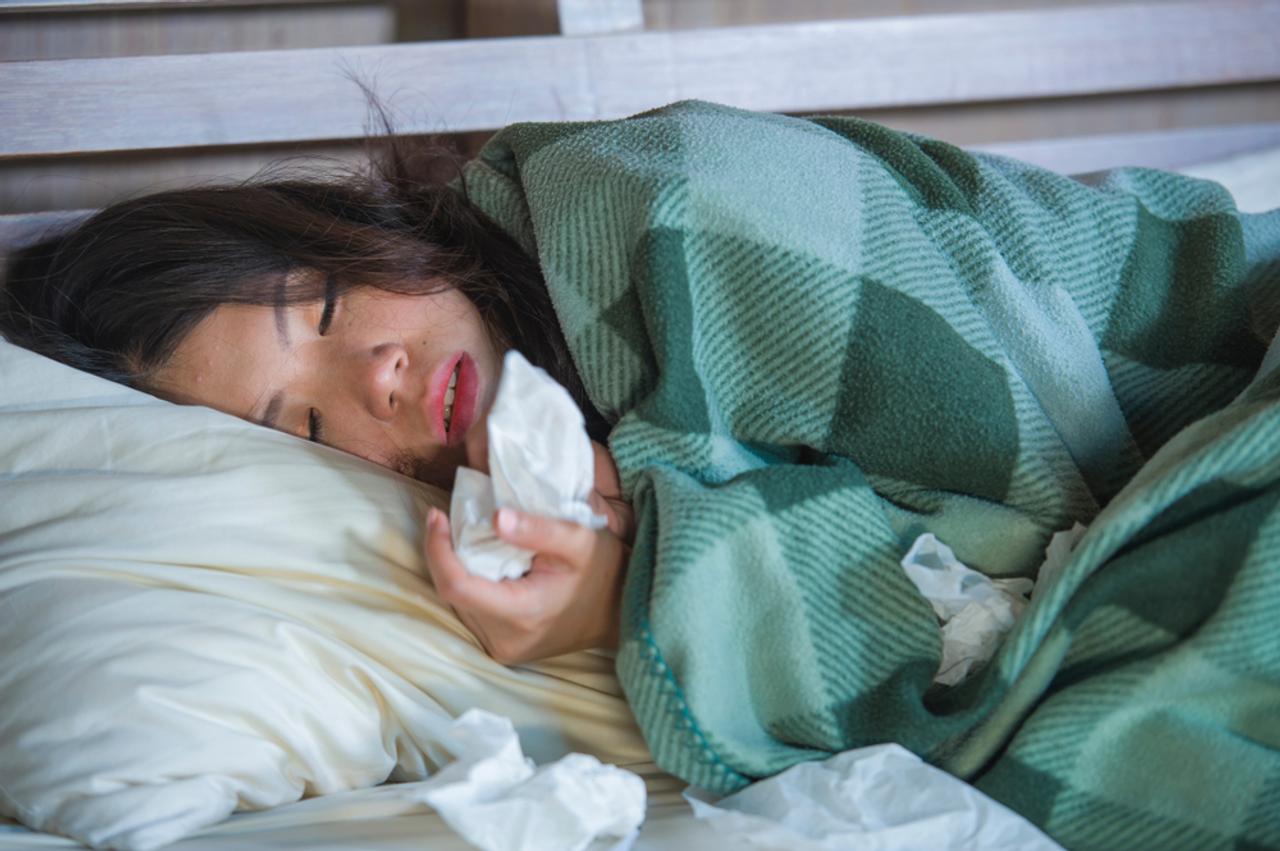 寝込んでいる女性。
