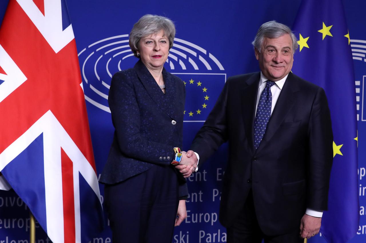 イギリスのメイ首相とアントニオ・タイヤーニ欧州議会議長