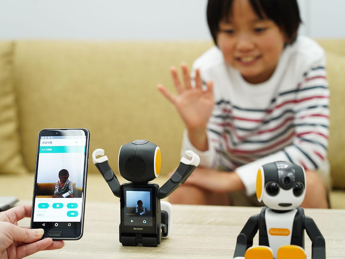 シャープの新型ロボホン「2020年度末までに3万台」、家族・法人向けに