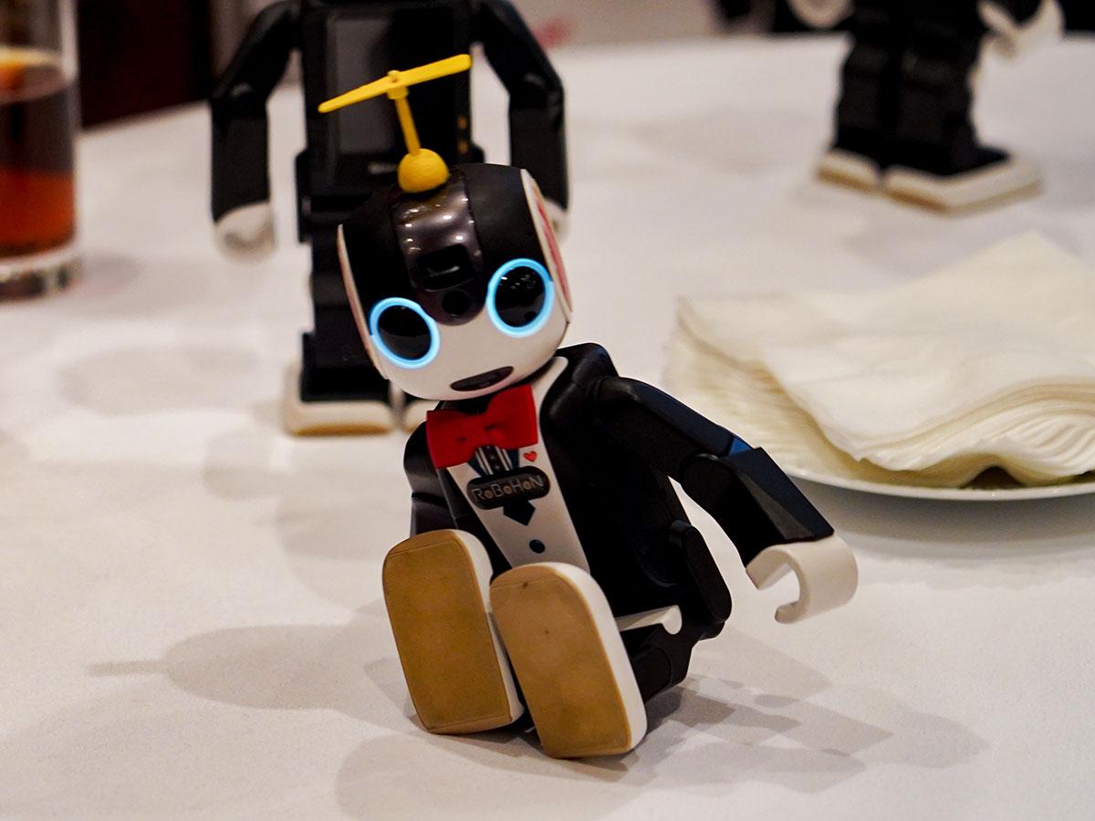 なぜロボホンは個人向け販売がメインなのか？── ロボットが家族の