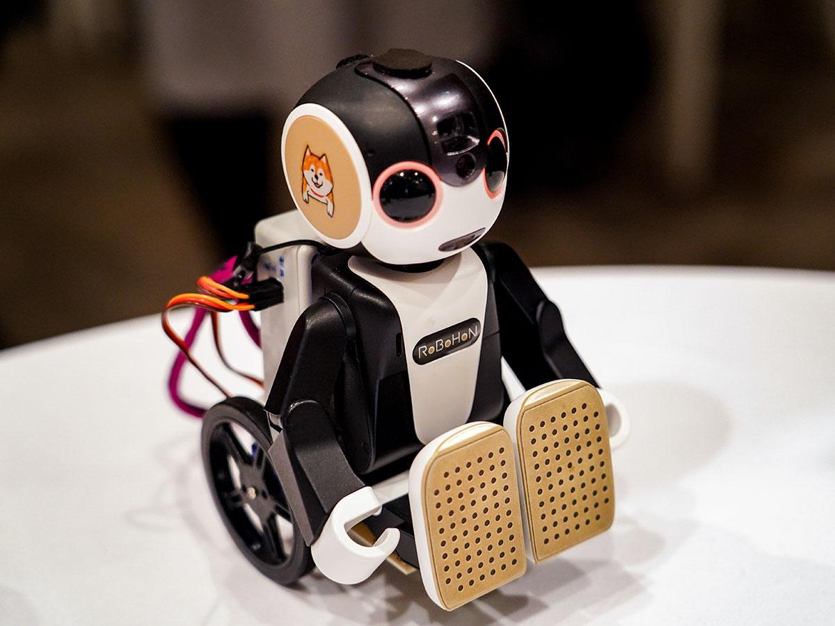なぜロボホンは個人向け販売がメインなのか？── ロボットが家族の