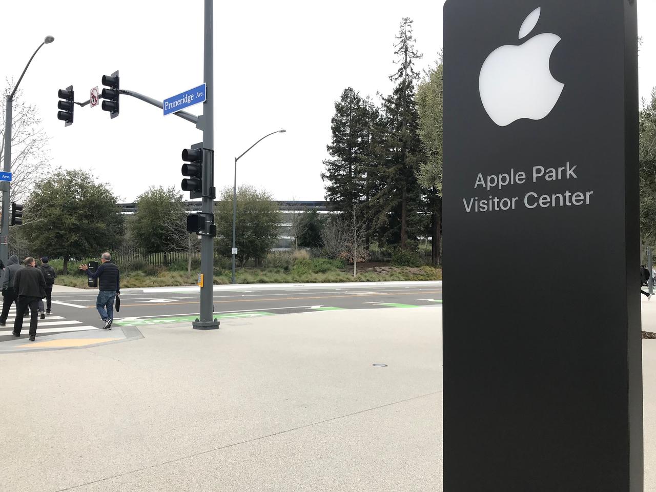 アップルのビジターセンターはアップル本社｢アップルパーク｣と道を隔てた場所にある。