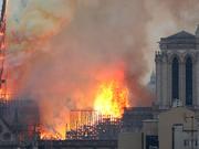 パリ・ノートルダム大聖堂で火災
