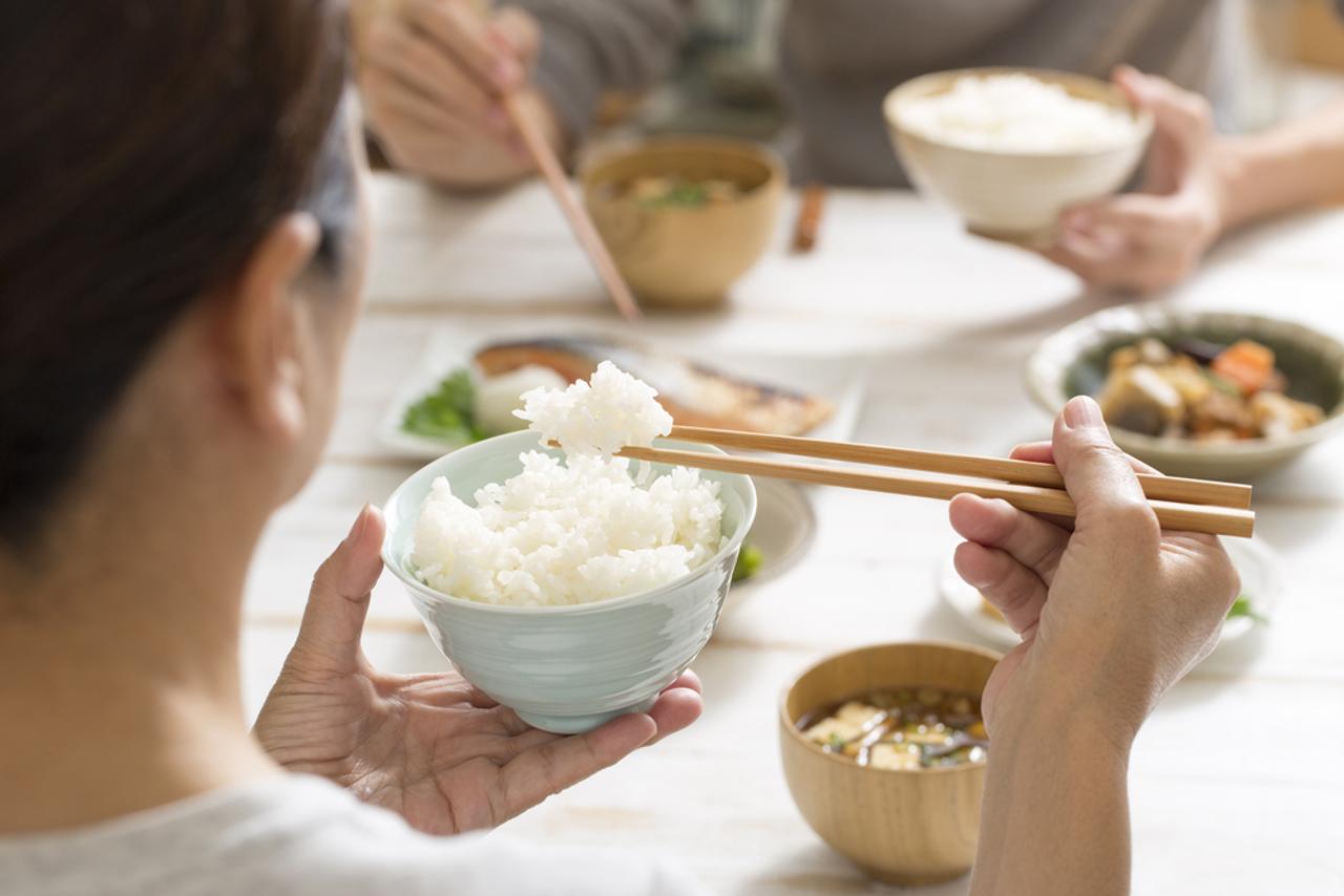 ご飯を食べる女性