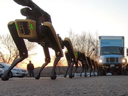 何かのCM？ 10台の犬型ロボットがトラックを牽引する、ちょっと恐ろしい動画