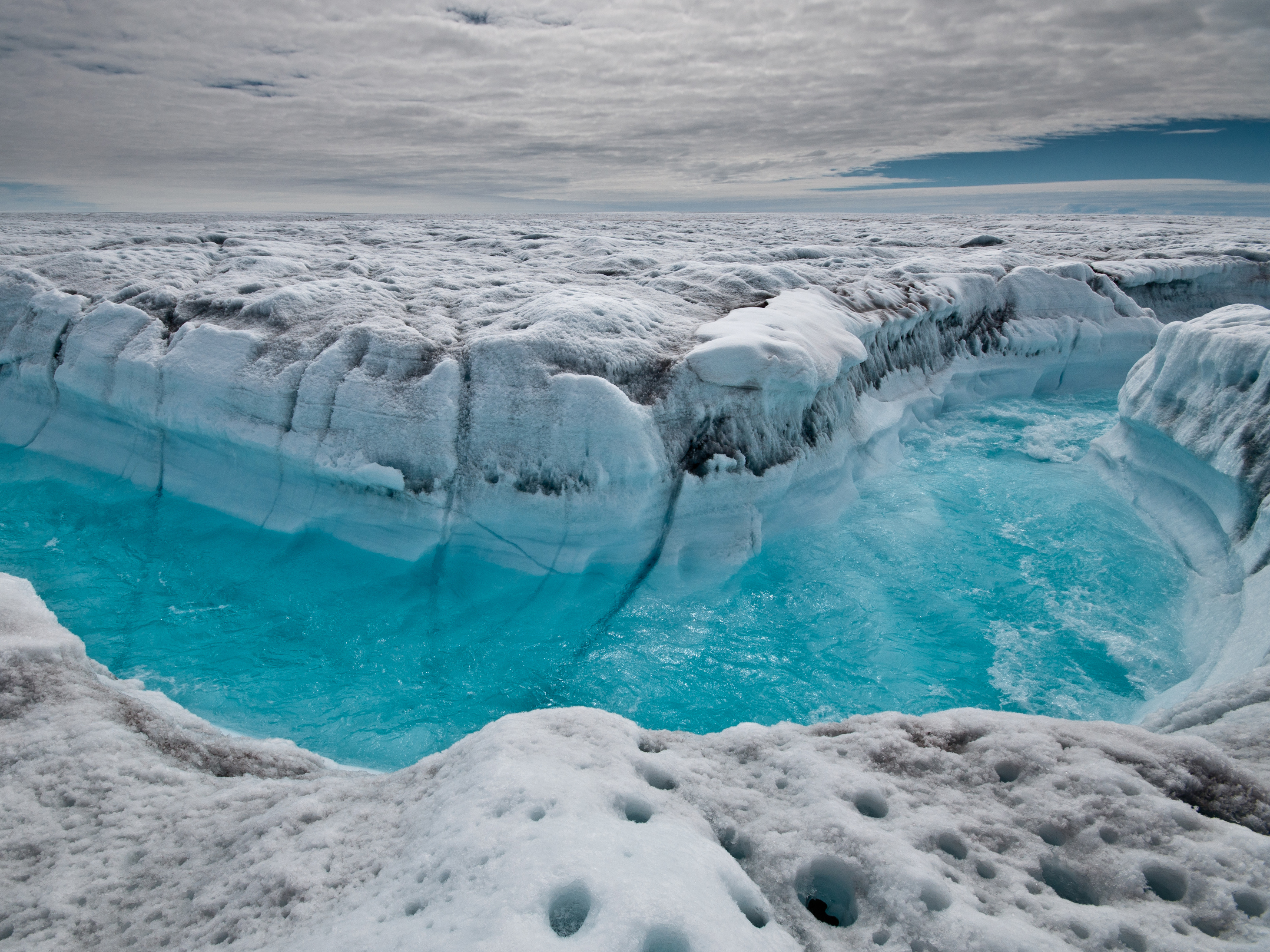 グリーンランド氷床の雪解け水