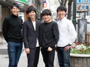 街で撮影された4人の写真