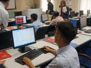 金日成総合大学でコンピューターを使う学生。
