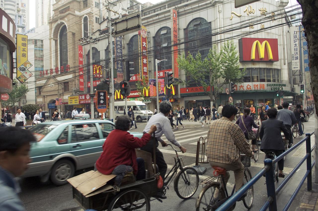 北京で自転車に乗る人たちの姿
