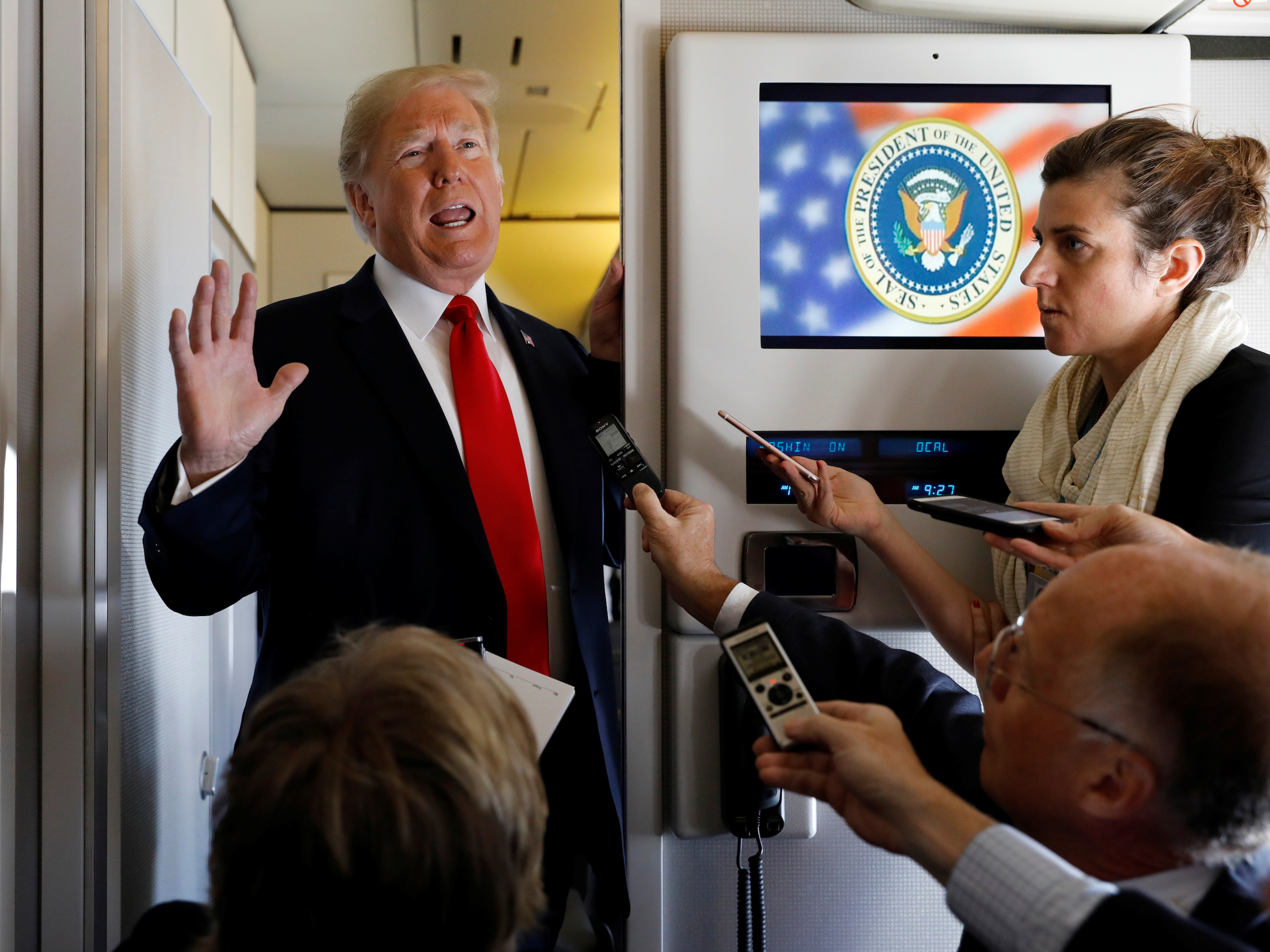 彼は眠らない」帰国のトランプ大統領、エアフォースワンで何してる