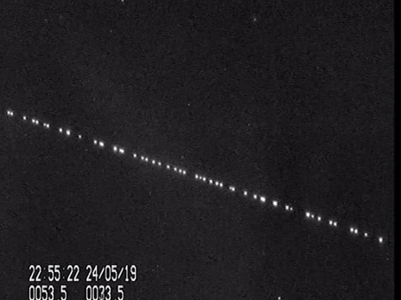 夜空を一列で移動する60基のスターリンク衛星、オランダの天文学者が撮影