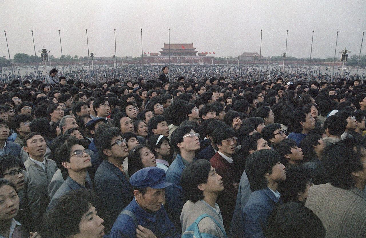 抗議活動は1989年4月に始まった。民主化に理解を示した胡耀邦・元総書記の死を追悼する学生たちが集まった。