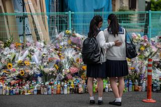 川崎殺傷事件現場で、手を合わせる被害者の友人たち。