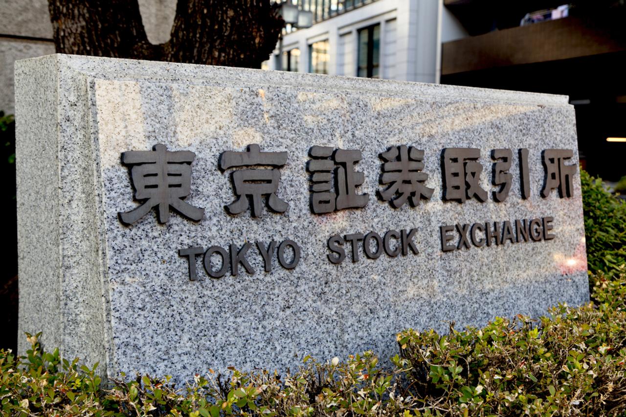 東京証券取引所と書かれた石碑