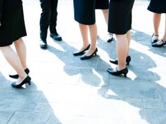【独自調査】職場のパンプス強要、6割が｢ある｣。メガネや髪の色まで規定した“ブラック社則”も