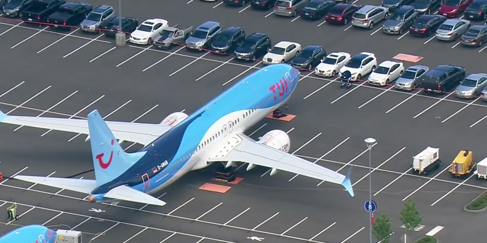 737MAXがボーイングの従業員用駐車場に、なぜ？