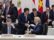 G20大阪サミットのクロージング・セッションで握手する安倍晋三首相とアメリカのトランプ大統領。
