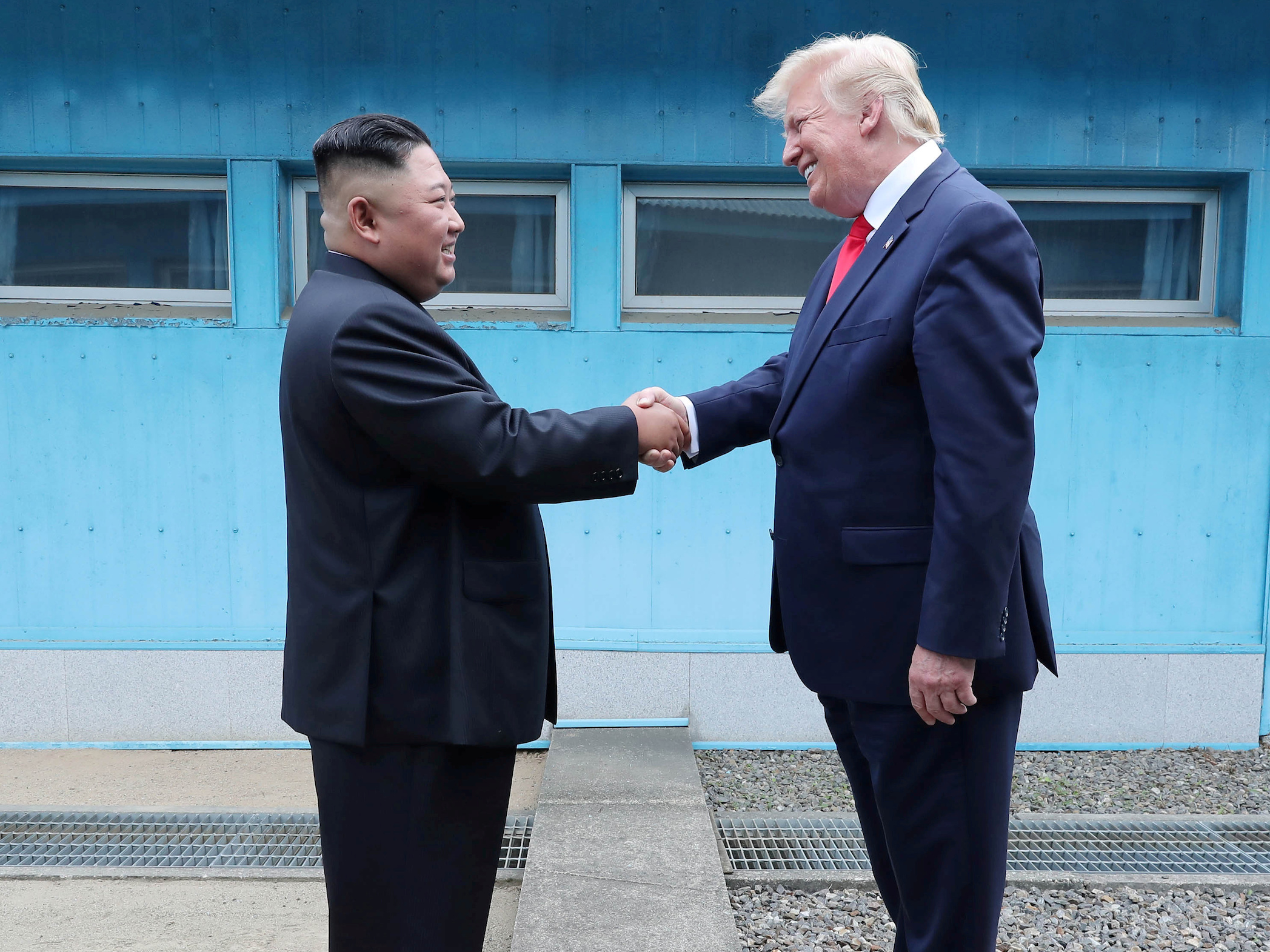 握手をするトランプ大統領と金委員長