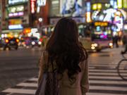 都心で肩をおとす女性
