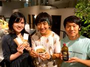 昆虫食に惹かれる慶應生の3人。