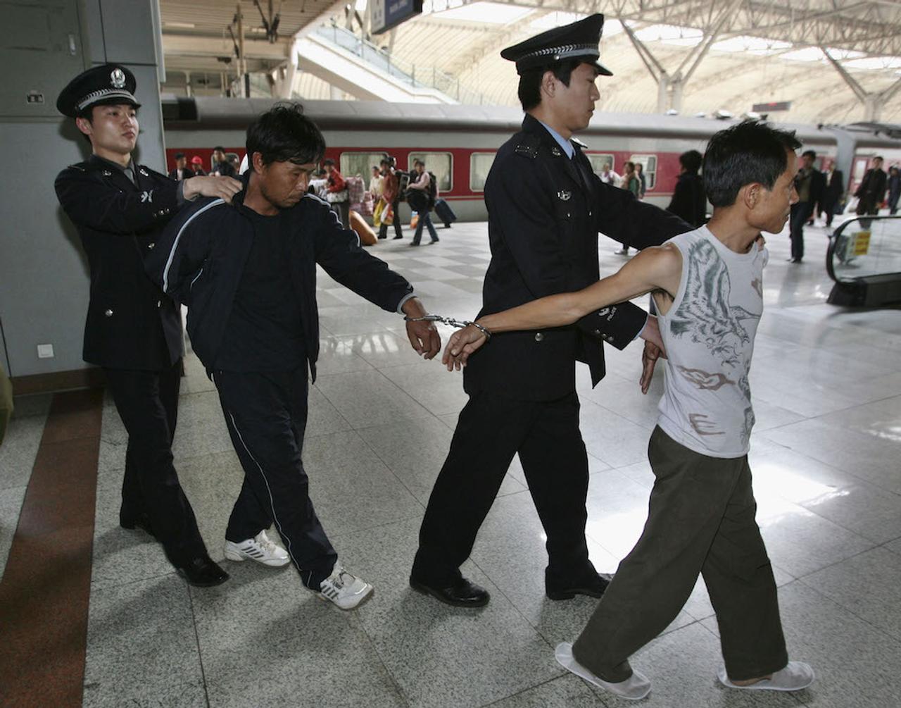 顔認証メガネで旅行者をスキャン —— 中国、すでに7人を駅で逮捕