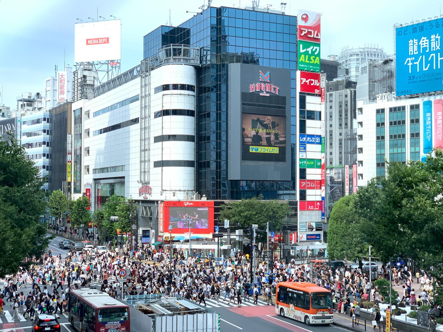 山田孝之の大ヒット｢全裸監督｣自販機が渋谷に。“ビニ本”欲しさに猛暑の渋谷を目指した | Business Insider Japan