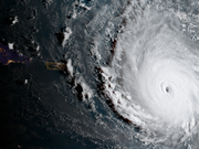 2017年に発生したハリケーン・イルマが、東カリブ海に向けて猛烈な速さで進む。