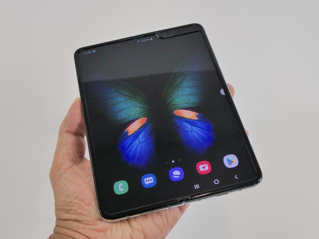 いよいよ発売 折りたたみ型スマホ Galaxy Fold 実機がスゴかった 果たして 買い か Ifa19 Business Insider Japan