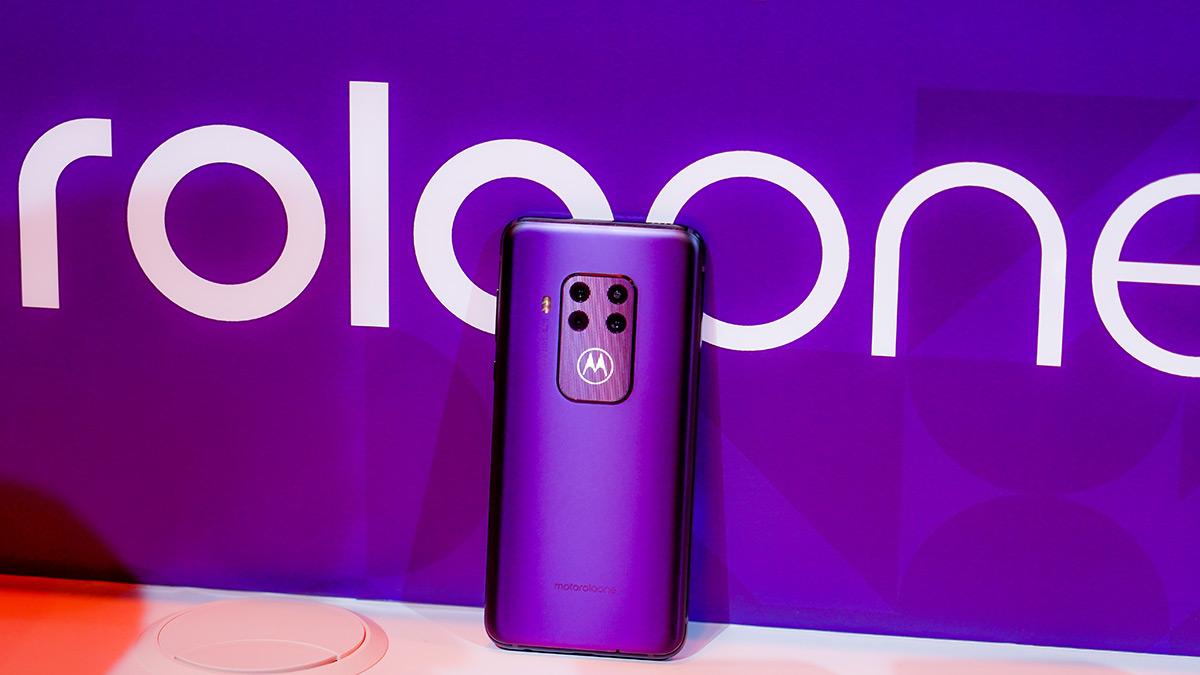 新型iPhone対抗？ 5万円未満の4眼カメラスマホ「モトローラ one zoom