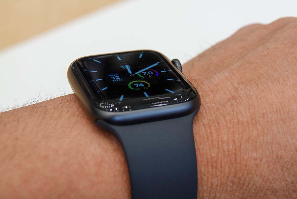 Apple Watch Editionスペースブラックチタニウムとスポーツループ