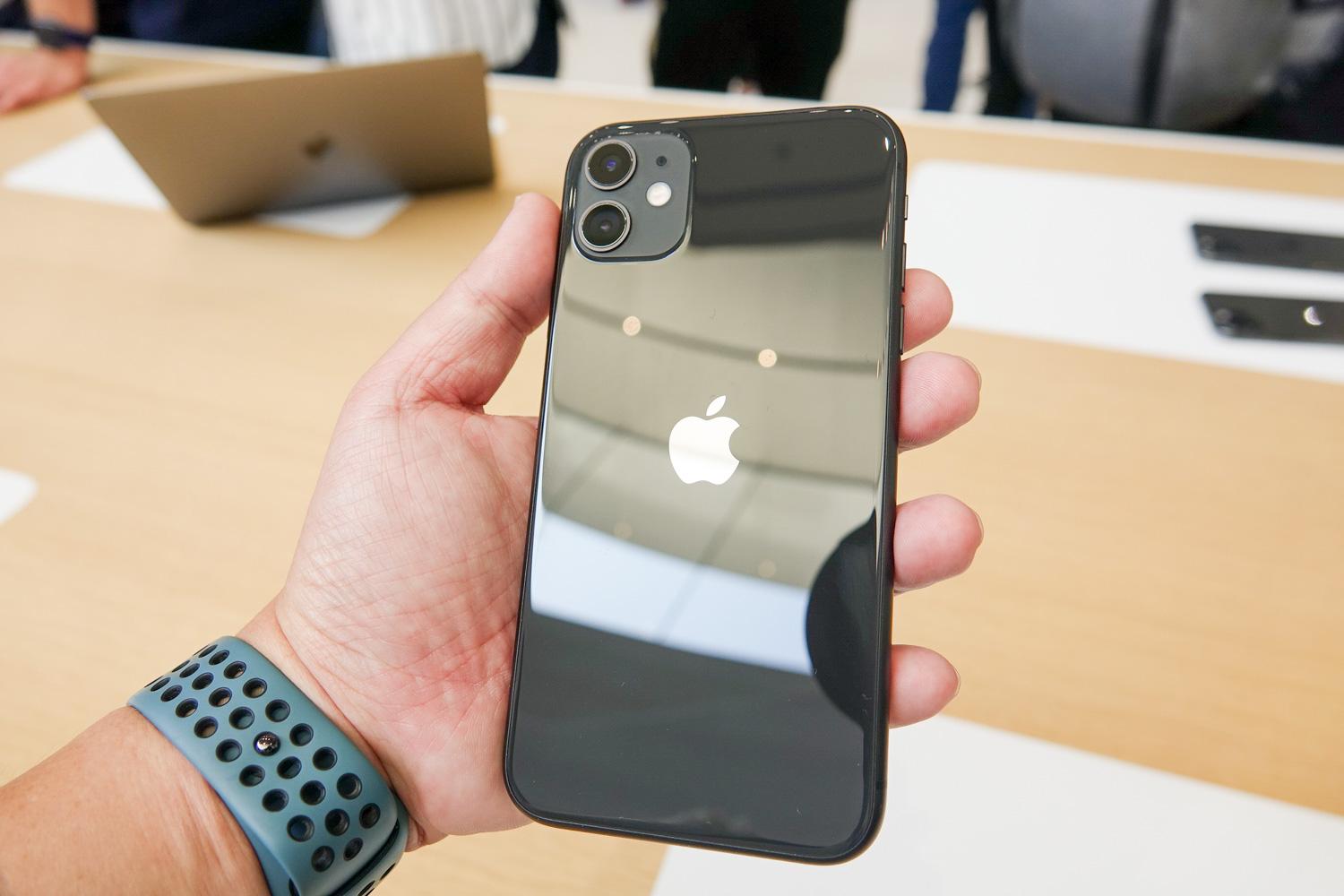 金曜21時から予約開始！ iPhone 11か11 Proか、それが問題だ