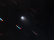 ジェミニ天文台による｢C/2019 Q4｣の2色合成画像。青と赤の点は周囲の星で、彗星が動くと縞模様に見える。
