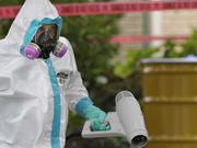 エボラウイルスに感染しないよう防護服を身に着けた作業員。2014年、テキサス州ダラス。