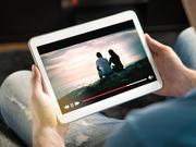 タブレットで動画を楽しんでいる様子