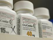 アメリカの製薬会社パーデュー・ファーマとオーナーの大富豪サックラー一族が、オピオイド系鎮痛剤の中毒を助長していると非難されている。