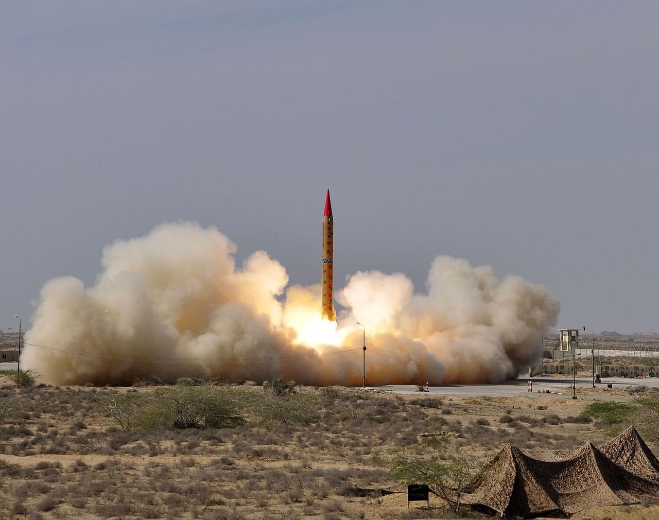 パキスタンは2014年11月13日、核攻撃が可能な中距離弾道ミサイルを、非公開の場所から発射した。
