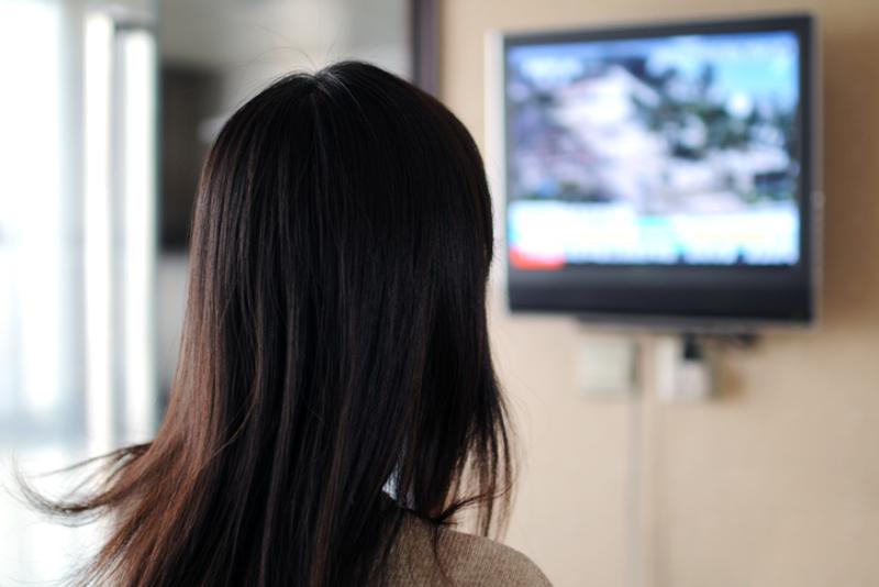 テレビ観る女性