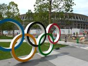 工事中の新国立競技場前の前の五輪のシンボル