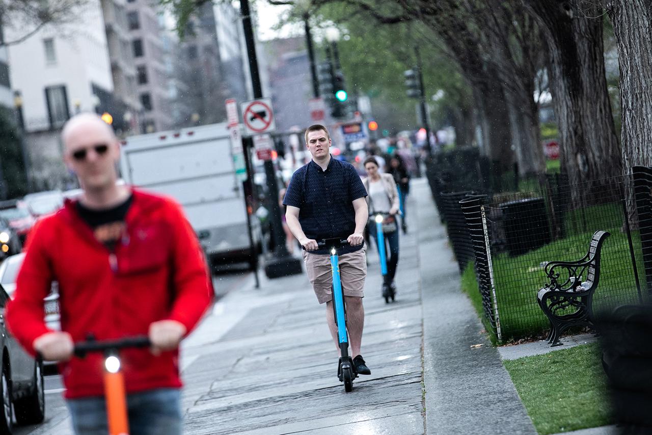 電動キックボードに乗る人