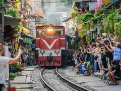 観光客が多すぎて、列車が通れない！ 封鎖されたベトナムの人気"映え"スポット｢トレインストリート｣
