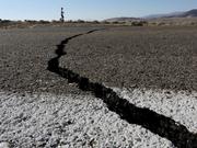 リッジクレスト地震で発生した亀裂。
